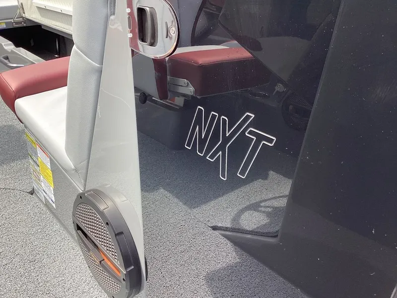 Slide: The Image of MasterCraft NXT24 2023 - 10