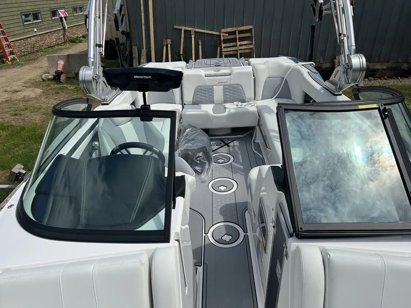 Slide: The Image of MasterCraft X22 2024 - 23