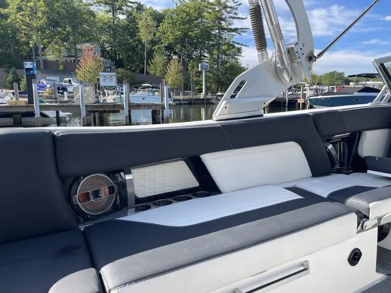 Slide: The Image of MasterCraft X24 2019 - 13