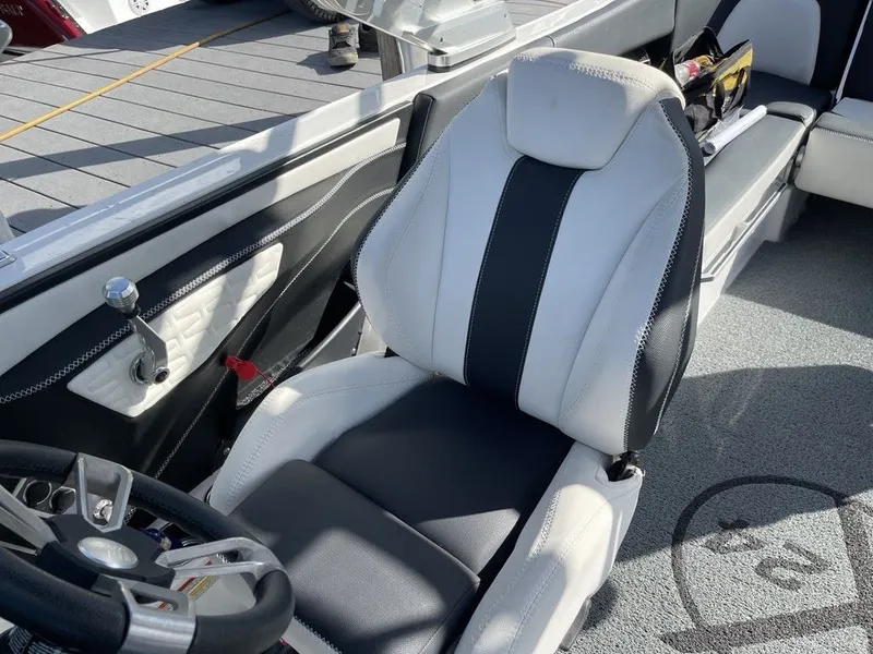 Slide: The Image of MasterCraft X24 2019 - 15