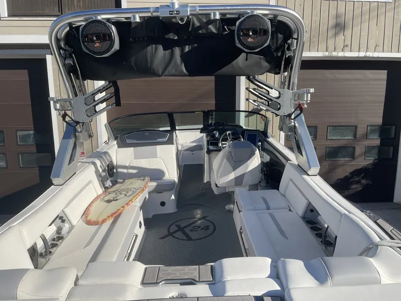 Slide: The Image of MasterCraft X24 2023 - 14