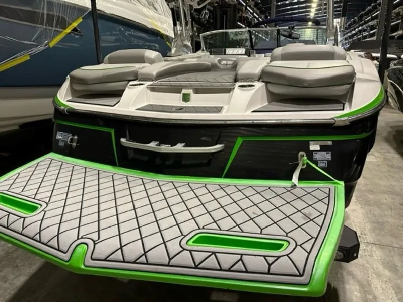 Slide: The Image of MasterCraft X46 2015 - 13