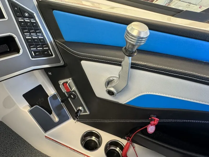 Slide: The Image of MasterCraft XT20 2024 - 12