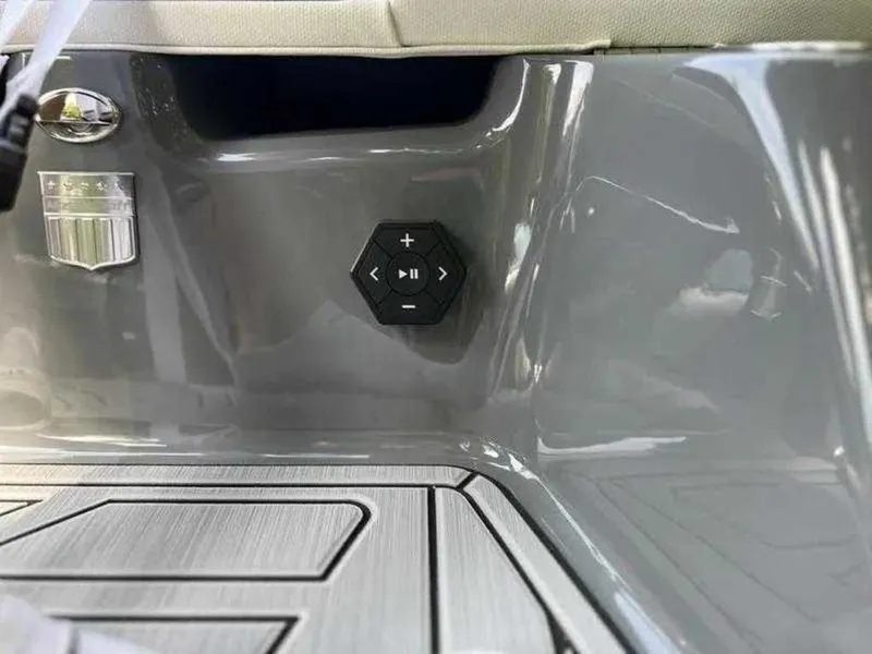 Slide: The Image of MasterCraft XT22 2025 - 14