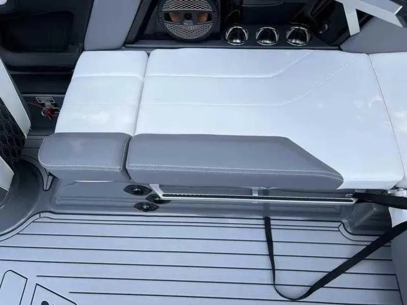 Slide: The Image of MasterCraft XT22 2025 - 15