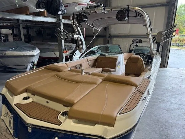 Slide: The Image of MasterCraft XT22 2020 - 17