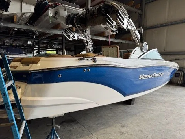 Slide: The Image of MasterCraft XT22 2020 - 2