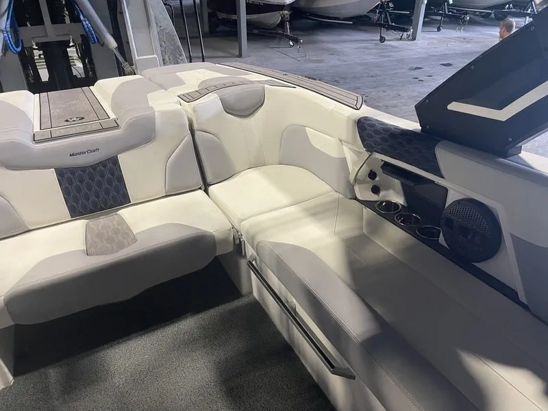 Slide: The Image of MasterCraft XT22 2023 - 11