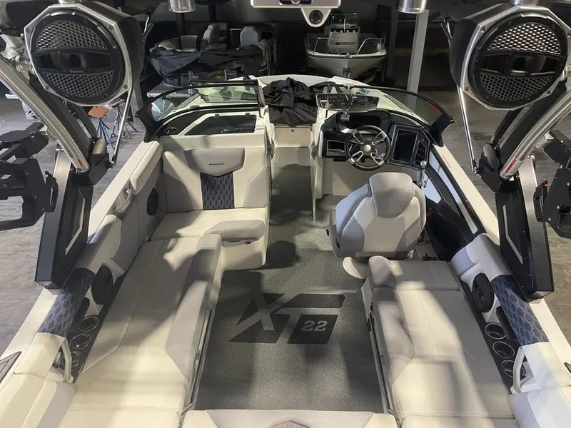 Slide: The Image of MasterCraft XT22 2023 - 14