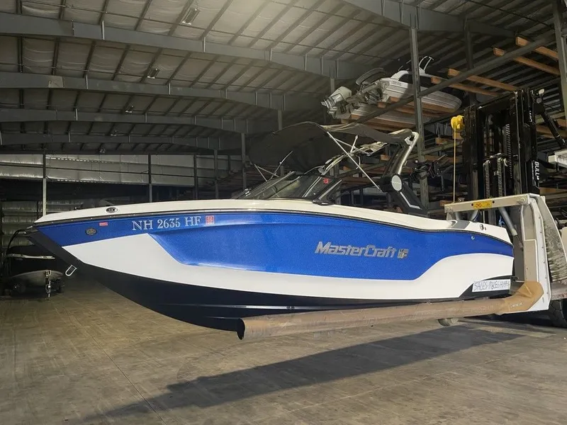 Slide: The Image of MasterCraft XT22 2023 - 2