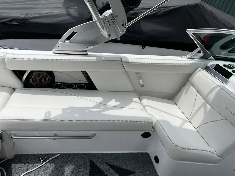 Slide: The Image of MasterCraft XT22 2019 - 10
