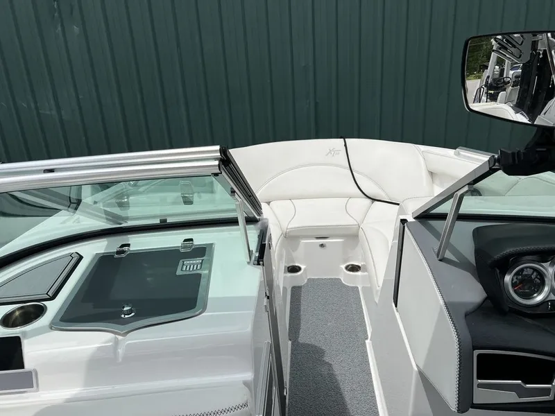 Slide: The Image of MasterCraft XT22 2019 - 15