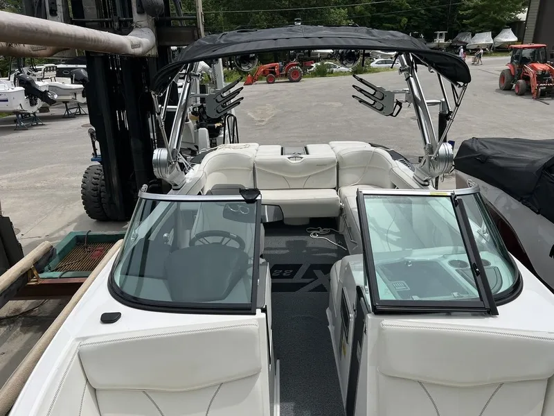 Slide: The Image of MasterCraft XT22 2019 - 19
