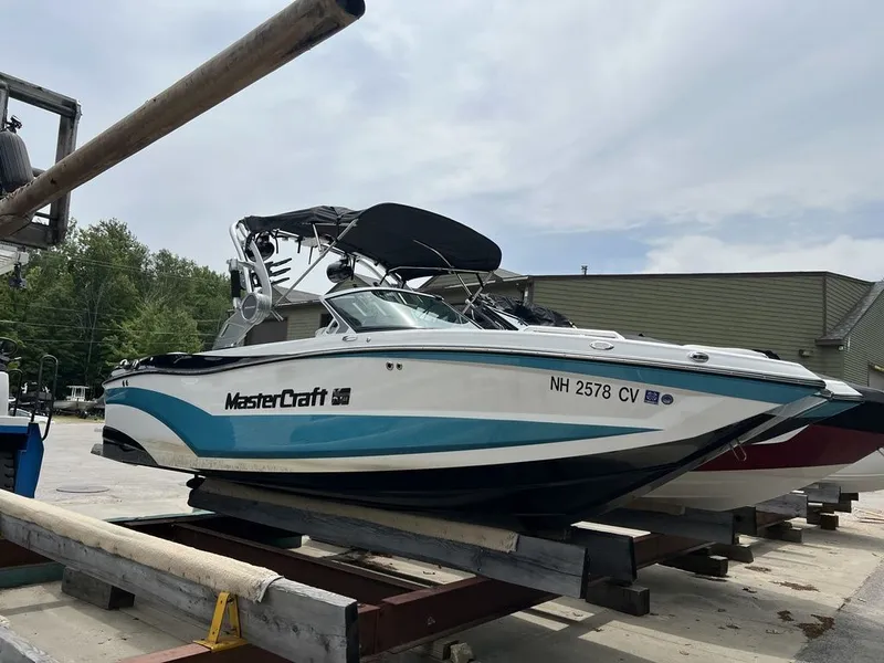 Slide: The Image of MasterCraft XT22 2019 - 2