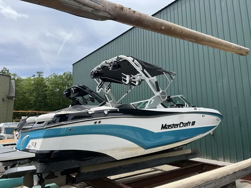 Slide: The Image of MasterCraft XT22 2019 - 3