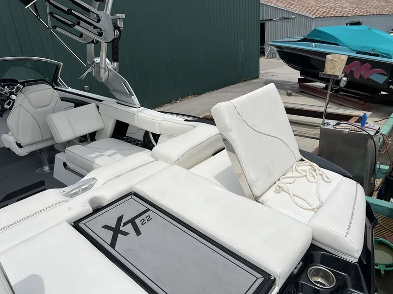 Slide: The Image of MasterCraft XT22 2019 - 6