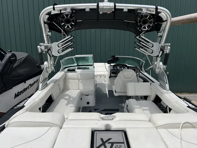 Slide: The Image of MasterCraft XT22 2019 - 7