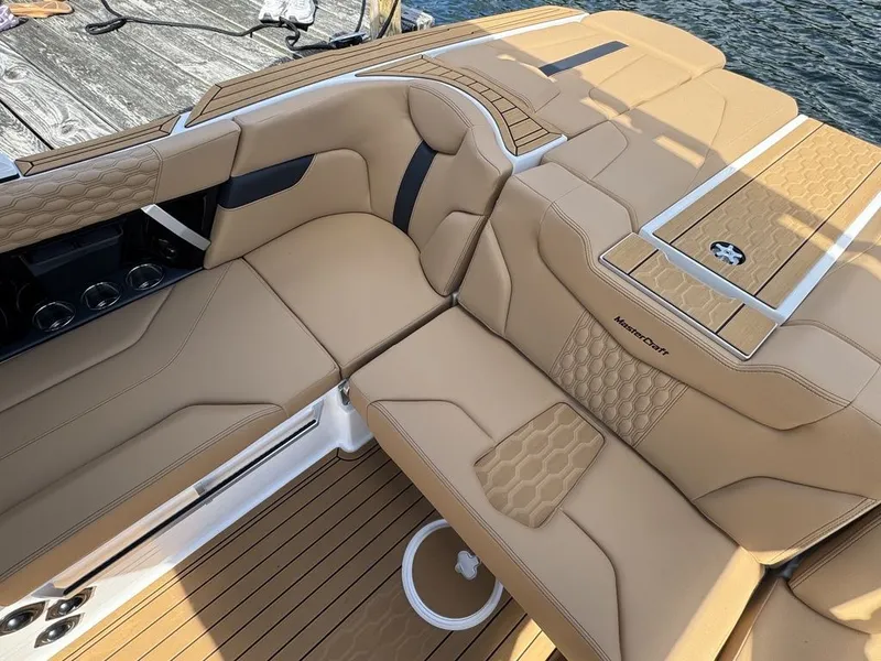 Slide: The Image of MasterCraft XT22 T 2026 - 15