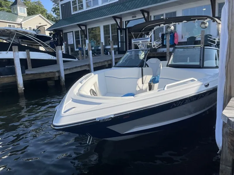 Slide: The Image of MasterCraft XT23 2021 - 10