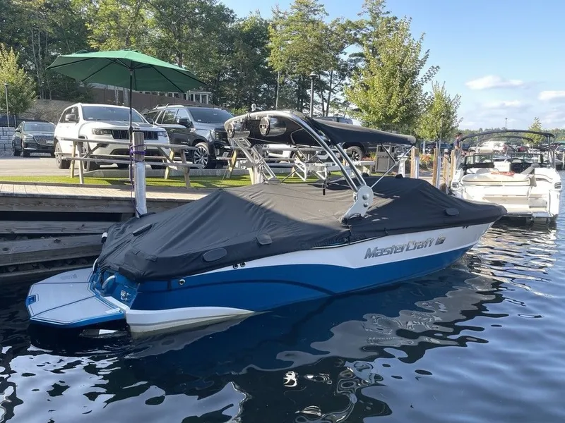 Slide: The Image of MasterCraft XT23 2021 - 3