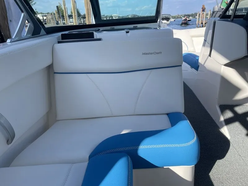 Slide: The Image of MasterCraft XT23 2021 - 7