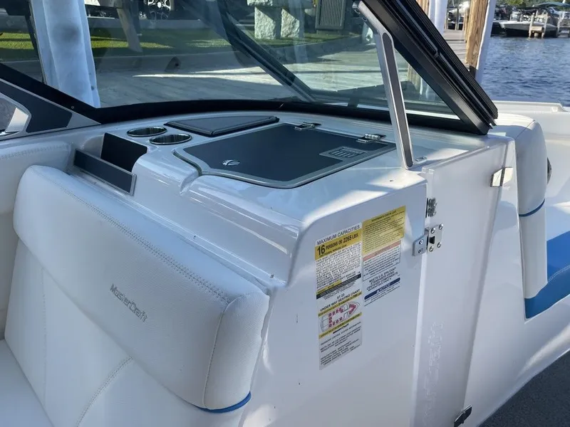 Slide: The Image of MasterCraft XT23 2021 - 9