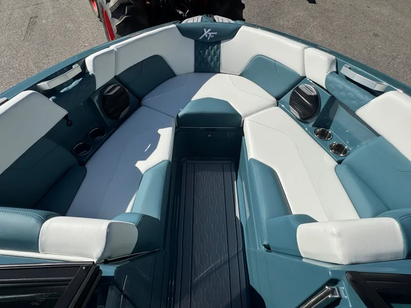 Slide: The Image of MasterCraft XT23 2026 - 30