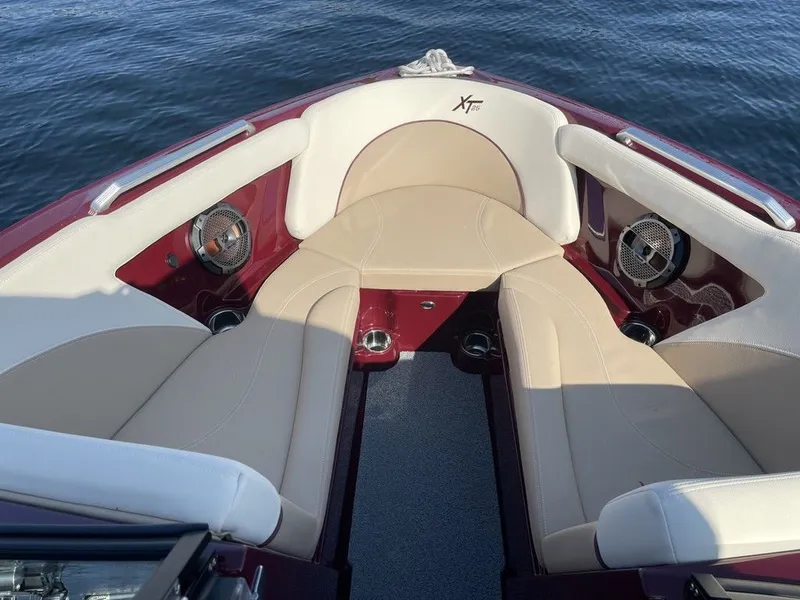 Slide: The Image of MasterCraft XT25 2022 - 14