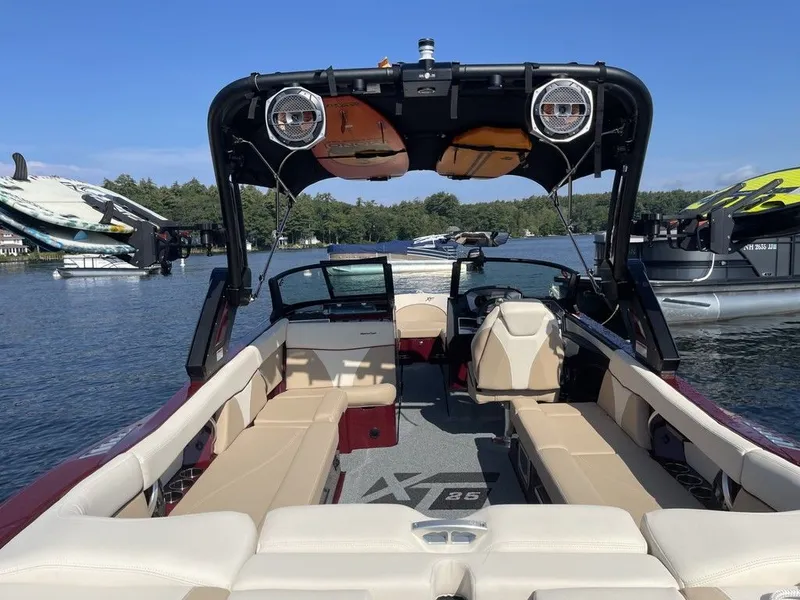 Slide: The Image of MasterCraft XT25 2022 - 6