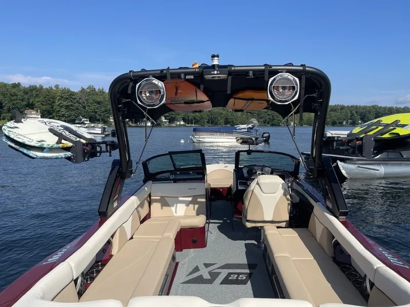 Slide: The Image of MasterCraft XT25 2022 - 9