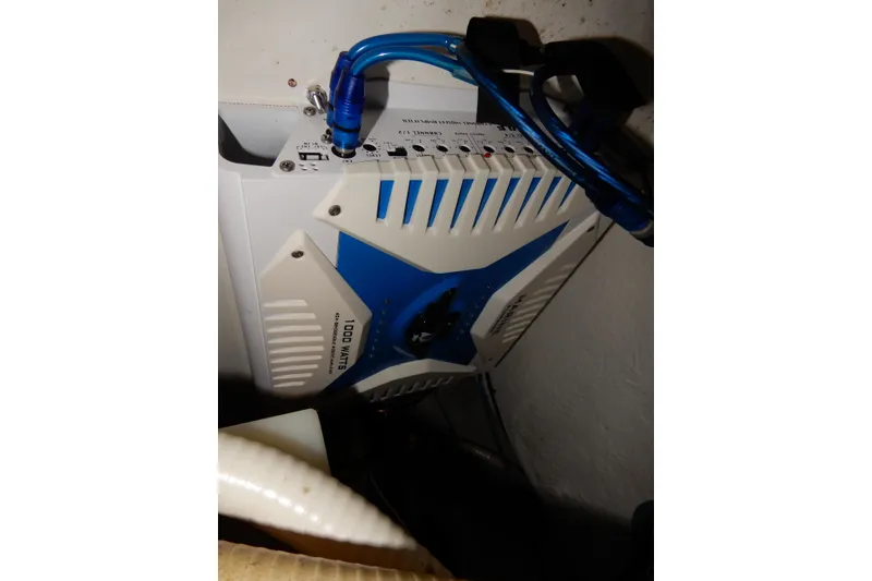 Slide: The Image of 1999 Cruisers Yachts 3075 Rogue with 1000-watt power amplifier installed. - 40