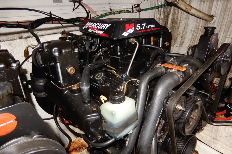 Slide: The Image of 1999 Cruisers Yachts 3075 Rogue engine, featuring a 5.7L Mercury MerCruiser with Thunderbolt V ignition. - 49