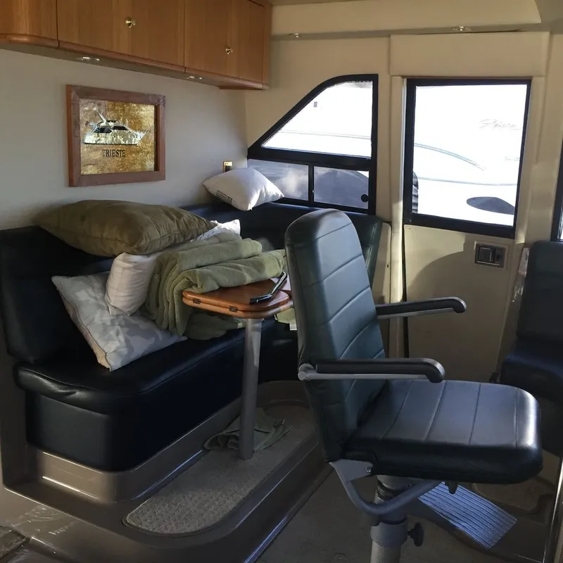 Slide: The Image of Bayliner 5788 Pilot House Motoryacht 1999 - 24