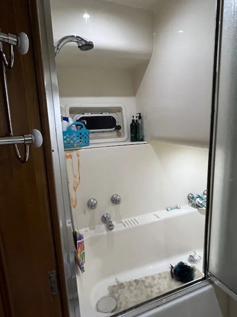 Slide: The Image of Bayliner 5788 Pilot House Motoryacht 1999 - 28