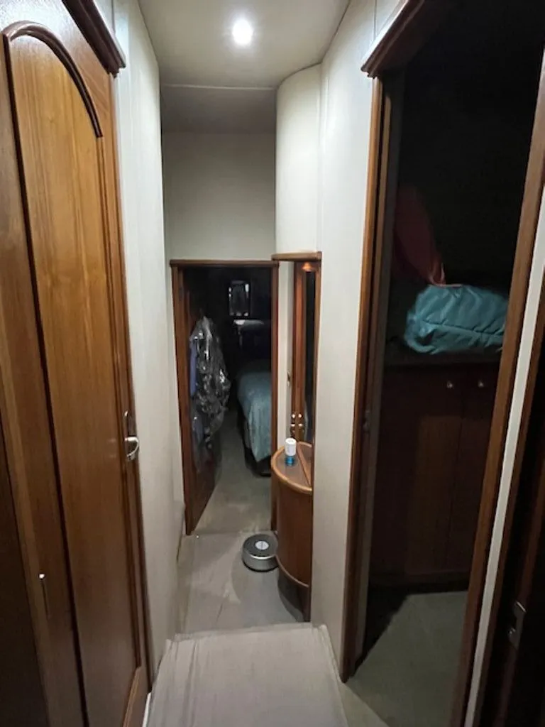 Slide: The Image of Bayliner 5788 Pilot House Motoryacht 1999 - 47