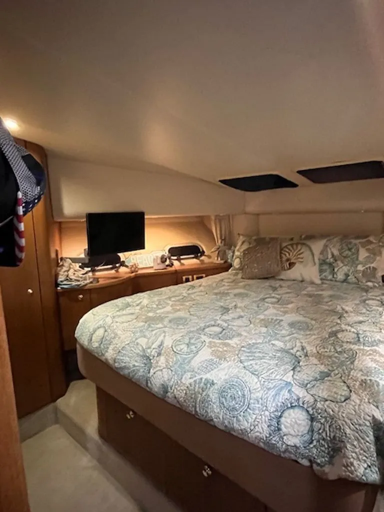 Slide: The Image of Bayliner 5788 Pilot House Motoryacht 1999 - 5