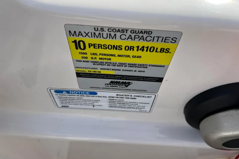 Slide: The Image of Capacity label on 2006 Hurricane FunDeck GS 194 OB, 10 persons or 1410 lbs. - 37
