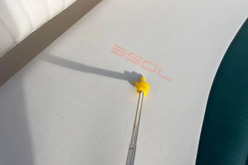 Slide: The Image of Yellow pointer on 2006 Hurricane FunDeck GS 194 OB boat deck. - 48