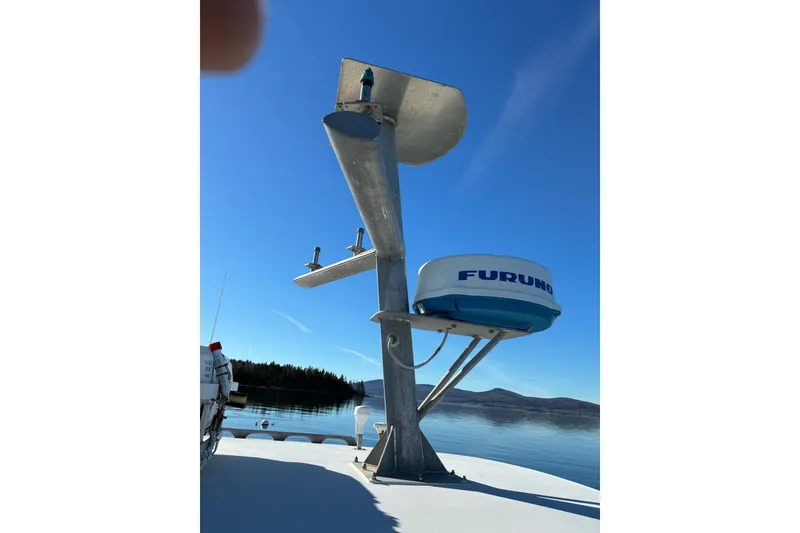 Slide: The Image of Radar equipment on a 2000 Calvin Beal COI PASSENGER boat under clear blue sky. - 3