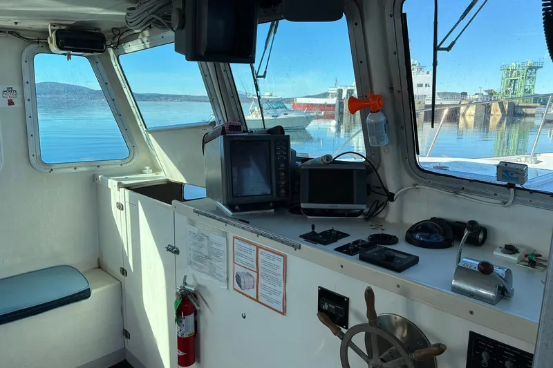 Slide: The Image of Interior of a 2000 Calvin Beal COI PASSENGER boat with navigation equipment. - 49