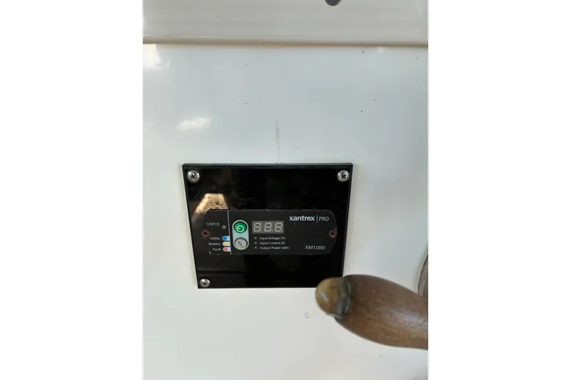 Slide: The Image of Xantrex Pro XM1000 control panel on a 2000 Calvin Beal COI PASSENGER boat. - 62