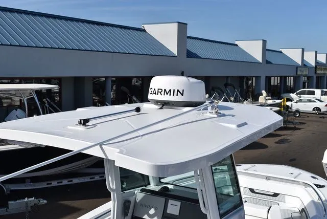 Slide: The Image of Blackfin 252 CC 2025 - 12