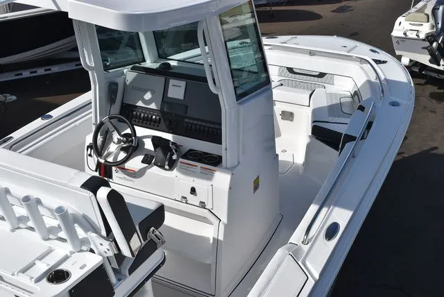 Slide: The Image of Blackfin 252 CC 2025 - 13