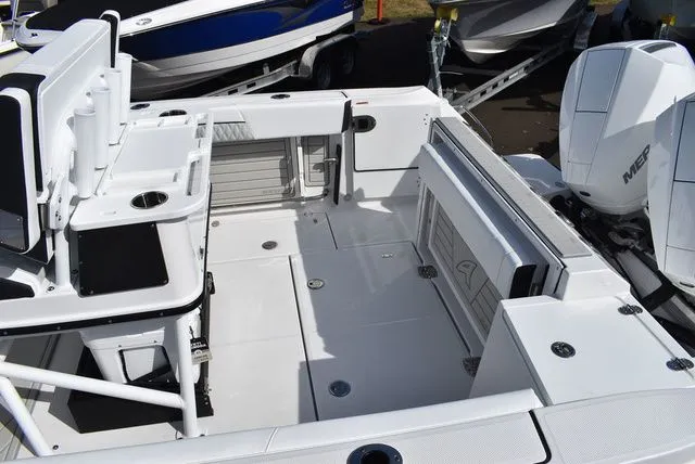 Slide: The Image of Blackfin 252 CC 2025 - 14