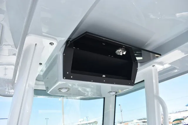 Slide: The Image of Blackfin 252 CC 2025 - 51