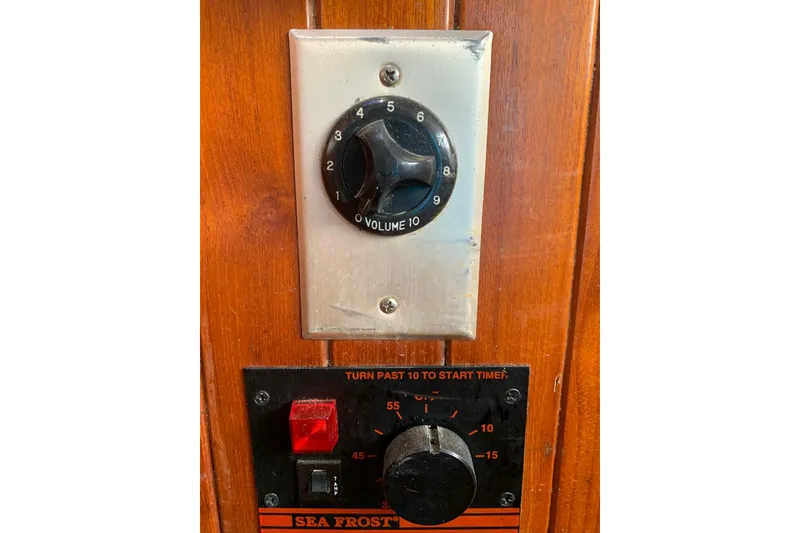 Slide: The Image of Control panel with volume and timer knobs on a 1981 Hardin 45 boat. - 39