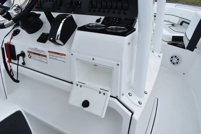 Slide: The Image of Blackfin 222 CC 2024 - 51