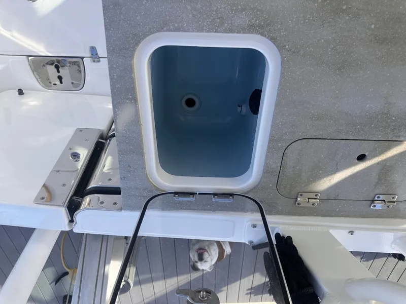 Slide: The Image of Boston Whaler 320 Vantage 2022 - 38