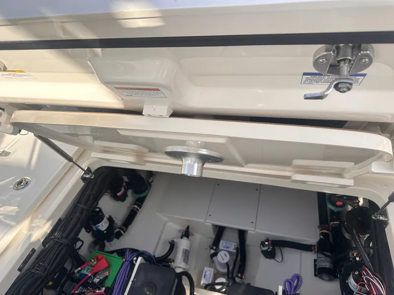 Slide: The Image of Boston Whaler 320 Vantage 2022 - 40