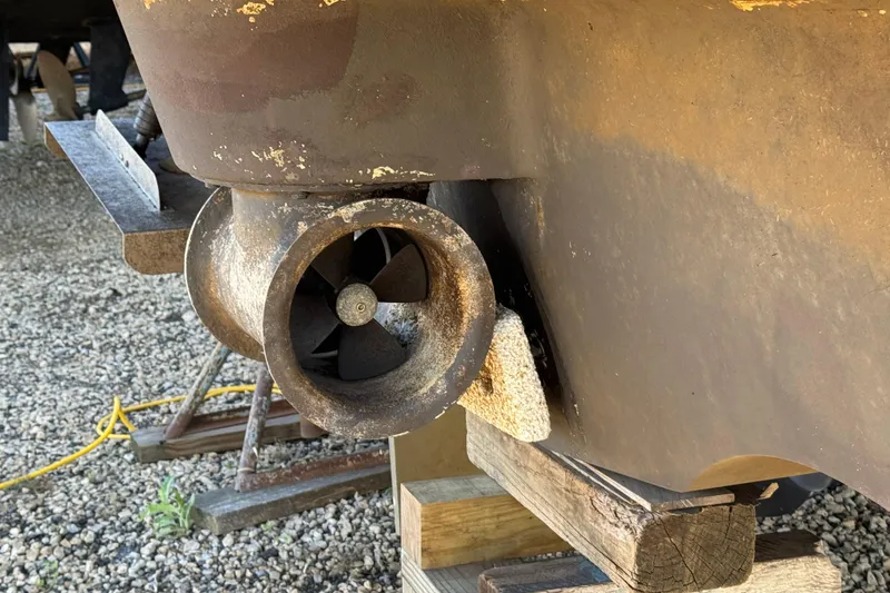 Slide: The Image of 2005 Meridian 368 Motoryacht propeller and hull on wooden blocks. - 69